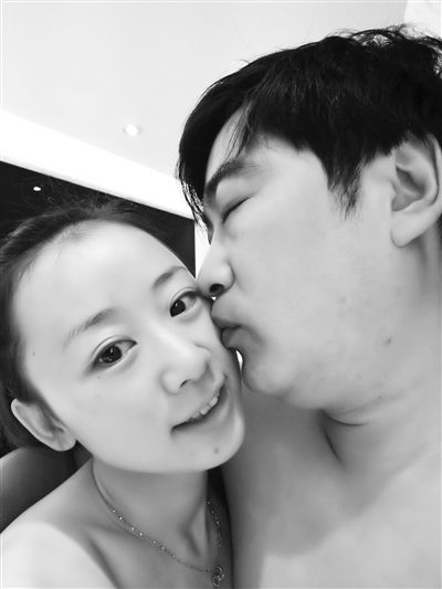 兩人合影。女當(dāng)事人供圖