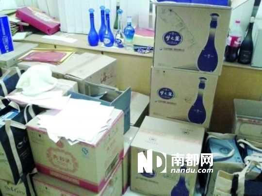　　江蘇靖江市工商局餐廳倉(cāng)庫(kù)里被爆堆滿了高檔酒。