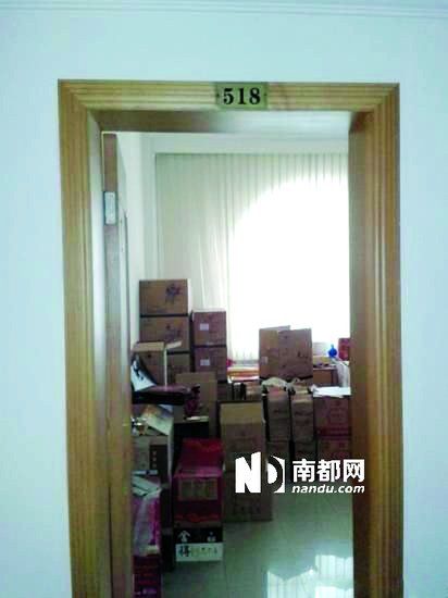 　江蘇靖江市工商局餐廳倉(cāng)庫(kù)里被爆堆滿了高檔酒。