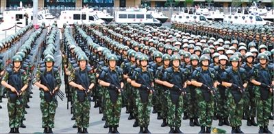 6月29日，新疆武警部隊(duì)反恐維穩(wěn)誓師大會在烏魯木齊市人民廣場舉行。據(jù)《新疆日報(bào)》