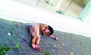 大熱天，小女孩赤身躺在馬路上