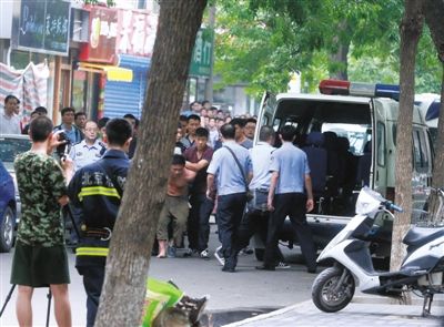 女童安全獲救后，嫌疑人被制服并由民警押出餐館。新華社發(fā)