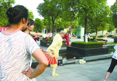 【漢網(wǎng)市民記者“關(guān)艾” 圖文報道】近日，我在漢陽一公園內(nèi)，看見幾個削發(fā)尼姑和群眾們在一起跳健身舞。