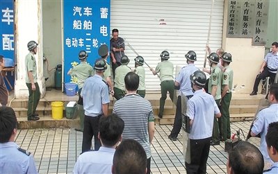 昨日，警方趕到現(xiàn)場制服嫌疑人何某。