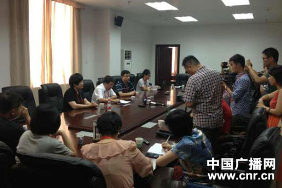 試卷原件展示前向媒體說明情況，并要求媒體不能拍照或攝像
