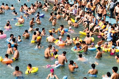 昨日，濟(jì)南市最高氣溫超過37℃，位于市區(qū)黑虎泉畔的泉水浴場(chǎng)免費(fèi)開放。