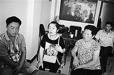 6日，祁某（左一）和家人在富平縣城的親戚家等兩個(gè)孩子的消息《新京報(bào)》供圖
