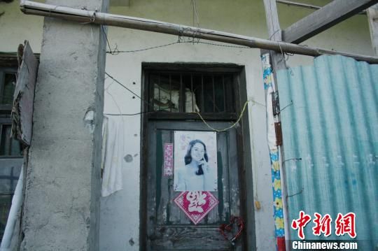 圖為嫌犯租住的民房，當(dāng)天受害人即攀在門上的窗口對外呼救。 吳佳蔚 攝