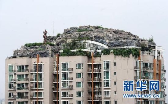 位于北京市海淀區(qū)白石橋路45號人濟(jì)山莊小區(qū)B棟樓頂?shù)募偕絼e墅（8月12日攝）。