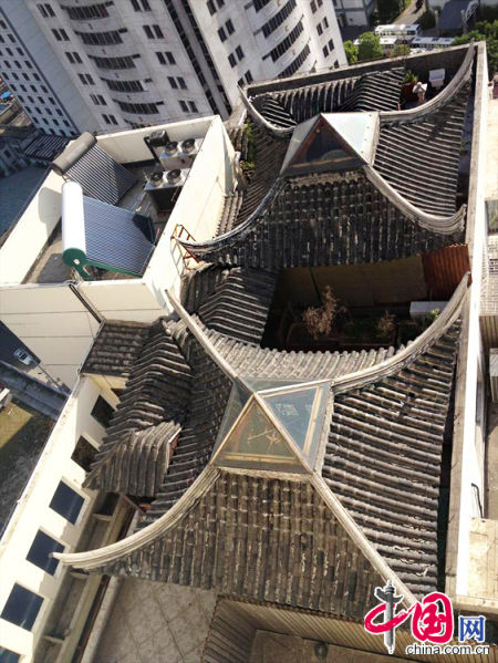 2013年8月14日，江蘇蘇州蘇州市三香大廈高樓18層樓頂東側(cè)陽臺上的“蘇州園林”式別墅，兩座涼亭和兩道回廊，飛檐翹角，一派蘇州園林的氣勢。中國網(wǎng)圖片庫李俊鋒攝影
