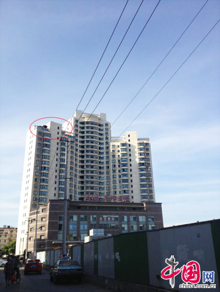 2013年8月14日，江蘇蘇州蘇州市三香大廈高樓18層樓頂東側(cè)陽臺上的“蘇州園林”式別墅，兩座涼亭和兩道回廊，飛檐翹角，一派蘇州園林的氣勢。中國網(wǎng)圖片庫李俊鋒攝影