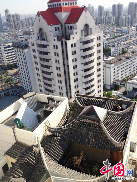 2013年8月14日，江蘇蘇州蘇州市三香大廈高樓18層樓頂東側(cè)陽臺上的“蘇州園林”式別墅，兩座涼亭和兩道回廊，飛檐翹角，一派蘇州園林的氣勢。中國網(wǎng)圖片庫李俊鋒攝影