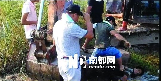 另一名男子被推入水塘。