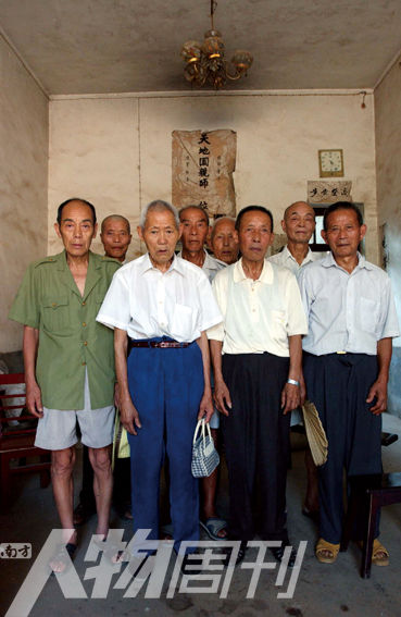 2003年5月，湖南攸縣農(nóng)村的8位志愿軍老兵。10年后回訪時，其中6人已悄然逝去