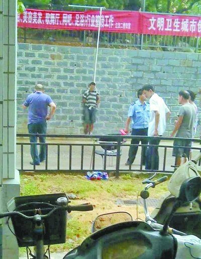 小偷被五花大綁捆在小區(qū)門前的墻壁上示眾。 網(wǎng)友羅先生 攝