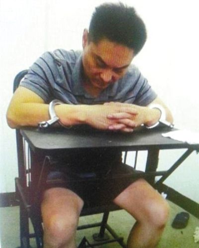 韓磊被控制時(shí)接受警方訊問(wèn)。本組圖片為視頻截圖