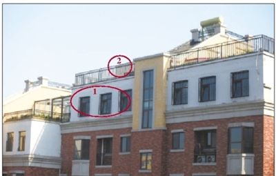 中海城香克林小區(qū),楊智家的樓頂上加蓋了兩層違建。其中北側(cè)露臺(tái)建成了一層灰白色的房屋(①)。在該違建頂部的東側(cè),又加蓋了一層面積較小的房屋(②)。新京報(bào)記者 韓萌 攝