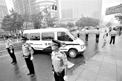 　　昨日早上,押解李某某的車隊開進法院。當日,李某某等5人涉嫌強奸案在海淀法院不公開審理。本版攝影/新京報記者 王貴彬