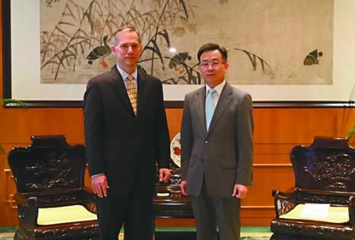 27日,中國(guó)外交部駐港特派員宋哲會(huì)見夏千福。