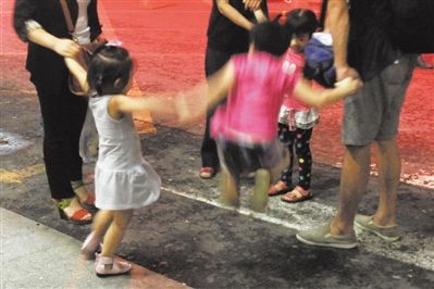 2012年8月1日晚，北京兒童醫(yī)院，三個(gè)來(lái)自廊坊的小女孩在玩耍，她們都被幼兒園老板性侵害。本版攝影/新京報(bào)記者 尹亞飛