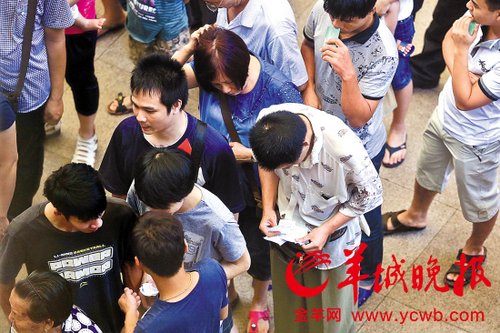 挎腰包的“黃?！狈职l(fā)一輪“任務(wù)”后，自己也開始整理“炒號”簽條