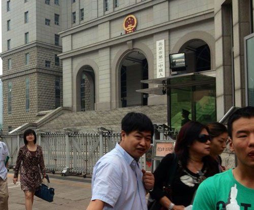 上午10：35分左右，蘇順虎律師和其家屬從法院西大門出來。