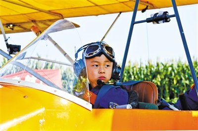 8月31日，5歲半“裸跑弟”從河北固安駕駛飛機(jī)飛越北京野生動(dòng)物園。圖/CFP