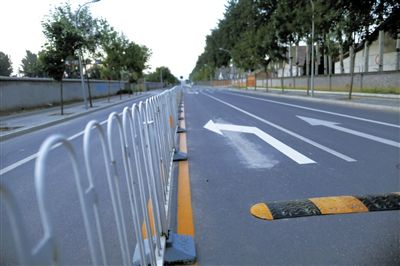 樓梓莊路東，飚車的路已經(jīng)安裝了隔離護欄和減速帶。新京報記者