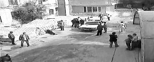 警車(chē)視而不見(jiàn)。（視頻截圖）
