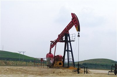 長(zhǎng)慶油田標(biāo)準(zhǔn)化井場(chǎng)，位于定邊縣新安邊鎮(zhèn)店子坪村黃土高原上。