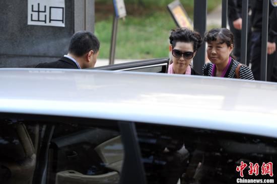 圖為宣判結束后夢鴿面無表情走出海淀法院，乘車離開。