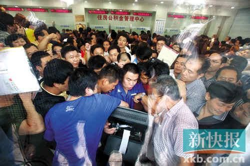 千余名濟(jì)南市民擁擠在排號機(jī)前搶號準(zhǔn)備搶提公積金。 CFP供圖(資料圖)