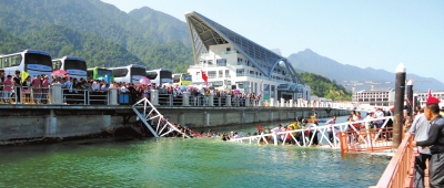 昨天上午10點左右，江西廬山西海風(fēng)景區(qū)司馬旅游碼頭發(fā)生橋面塌陷事故，造成18名游客擦傷或落水。景區(qū)表示，目前已對擦傷或落水游客進行有效救治和妥善處置，并對游客損失的財物進行登記。