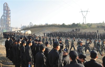 10月12日，貴陽，觀山湖區(qū)控拆違指揮部組織2500余人到金華鎮(zhèn)上鋪村空山壩，對(duì)54棟違法建筑進(jìn)行
