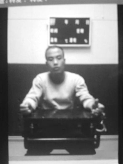 案發(fā)后,當(dāng)?shù)卮迕駛儑^現(xiàn)場。網(wǎng)絡(luò)截圖