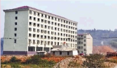  10月23日，長沙市岳麓區(qū)蓮花鎮(zhèn)云蓋村村委會的辦公大樓。  實(shí)習(xí)記者 李健 攝