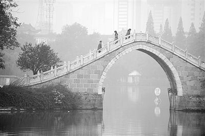 10月28日，市民走在合肥市霧霾籠罩的公園里。新華社發(fā)