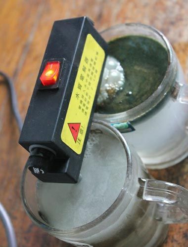 試驗(yàn)后的水對比，工程供水變成了墨綠色