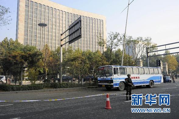 這是11月6日拍攝的一輛爆炸中受損的公交車停在現(xiàn)場。