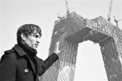 2008年2月，建筑師奧雷·舍人在中央電視臺新址大樓的工地外。圖/CFP