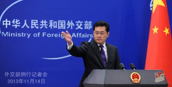 2013年11月14日，外交部發(fā)言人秦剛主持例行記者會。