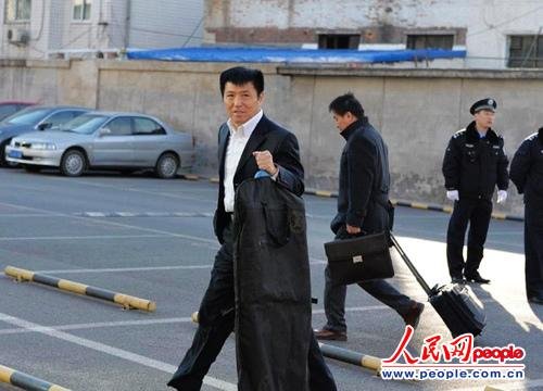 庭審當(dāng)日，李某某辯護(hù)律師張起淮匆匆趕到北京市一中院    人民網(wǎng)記者 翁奇羽攝