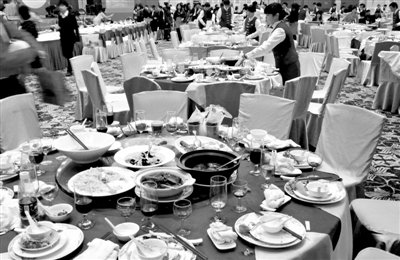 今年1月20日，一國企在廣州一家五星級酒店擺了70桌。臨近年底，在中央“嚴(yán)抓四風(fēng)”背景下，北京國企機