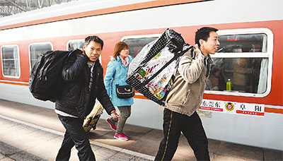 農(nóng)民工從阜陽坐火車去東莞打工。