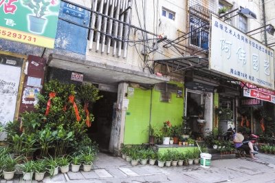 今年8月，當(dāng)年于英生妻子被殺案發(fā)生地——蚌埠市南山路一處臨街一樓的三室一廳——目前已經(jīng)成為一個(gè)花店。