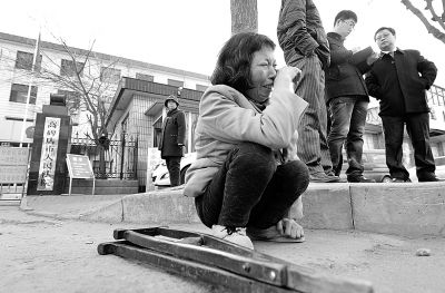 從法院出來以后，家屬和律師正在商量案情，夏鳳各在旁想著想著忍不住哭起來