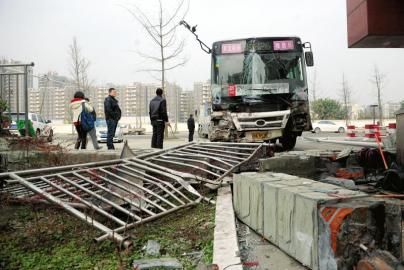 1月6日，成都雙華大道，失控后的公交車撞垮一單位的護欄。攝影 劉陳平