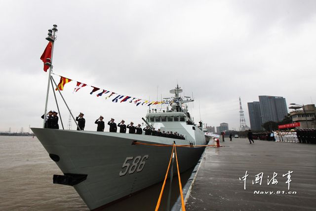 1月8日，某新型導(dǎo)彈護衛(wèi)艦吉安艦入列海軍東海艦隊命名授旗儀式現(xiàn)場。新華社發(fā)