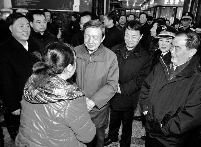 圖為副總理馬凱正在詢問乘客候車情況 攝/法制晚報(bào) 記者 楊益