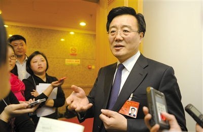 昨日，在十四屆人大二次會議順義代表團(tuán)全團(tuán)審議后，北京市人大代表、北京市常務(wù)副市長李士祥接受記者提問。新京報(bào)記者 浦峰 攝